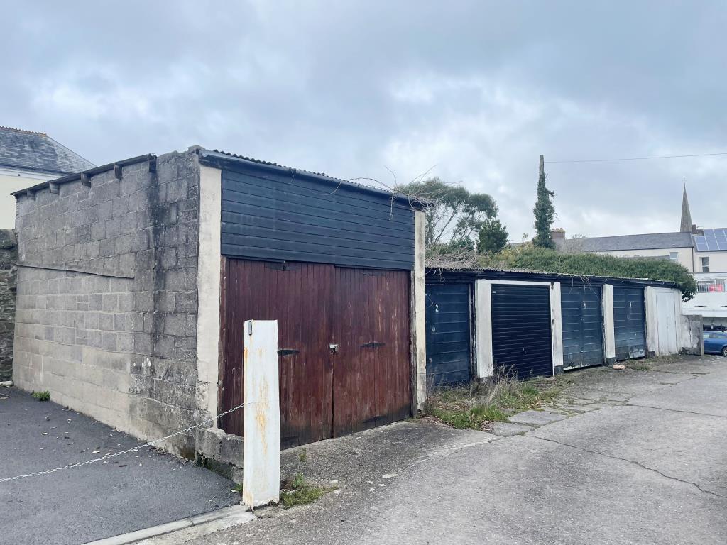 Lot: 10 - UNBROKEN TERRACE OF GARAGES - 